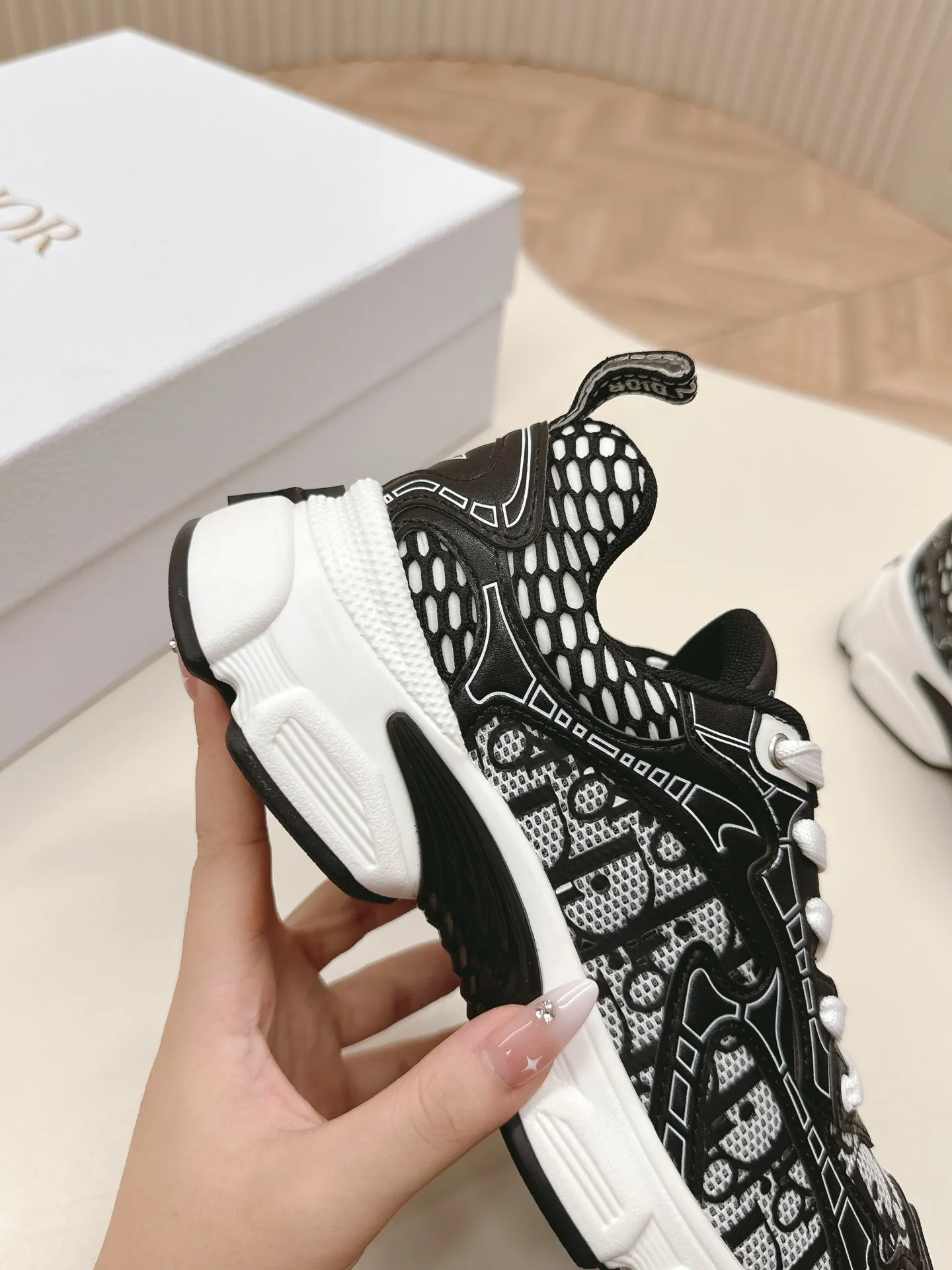 👟👟Ex-factory price 620👟👟 Hot item, star model 2024 main hot item, the newly released Dior Chrono new casual sports shoes, running shoes, dad shoes are really cool, full of futuristic feeling! Really cool! Once again interpreting Dior's concept of cool fashion, the lucky star will bless you with good luck. The new EVA sole is super light and super soft! A perfect replica of the original! Fully matched material and mold! ! 35-40